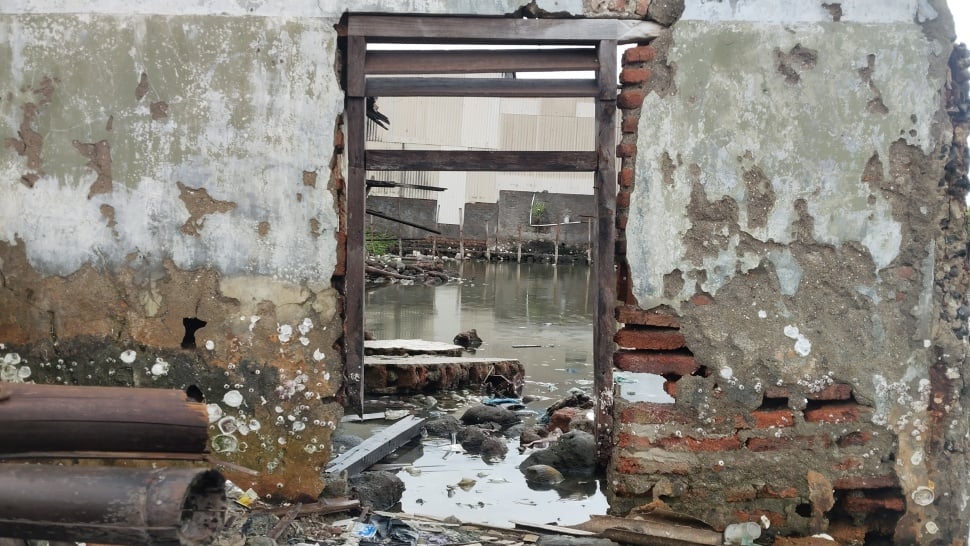 Kondisi rumah tenggelam akibat rob di Tambakrejo Semarang.  (Suara.com/Ikhsan)