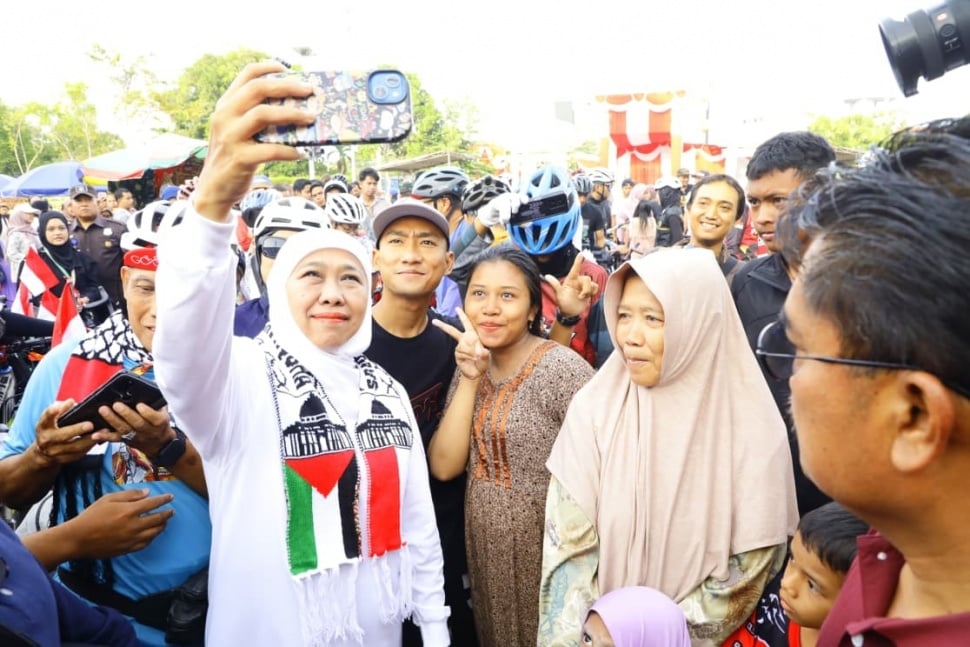Gubernur Jawa Timur, Khofifah Indar Parawansa memberangkatkan ratusan pesepeda yang tergabung dalam Gowes Bareng (Gobar) 1.000 Kilometer Ride For Palestine 2 di depan Kantor Gubernur Jawa Timur, Jalan Pahlawan 110 Surabaya, Minggu lalu. (Dok: Pemprov Jatim)