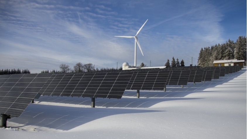 Ilustrasi penggunaan tenaga surya dan angin sebagai sumber energi bersih (Pexels)