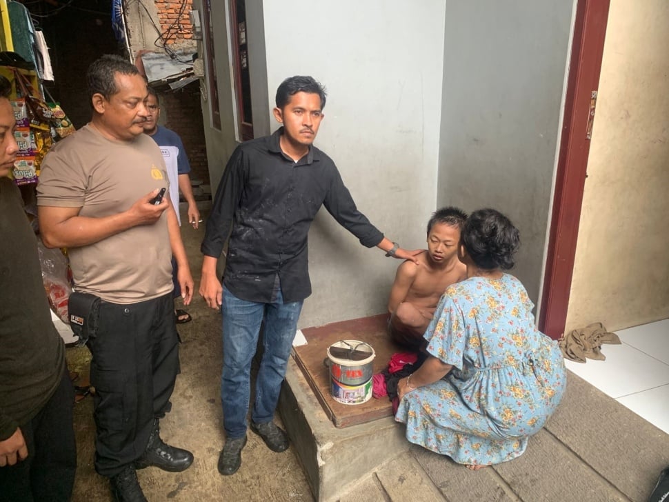 Seorang remaja berinisial AH (14) berhasil diselamatkan setelah terseret arus deras Kali Sindang/Kresek di Koja, Jakarta Utara, saat hujan lebat pada Selasa (18/11/2025) sore. [Suara.com/Yasir]