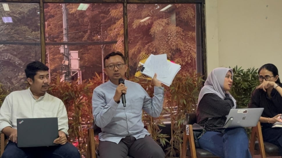 Ketua YLBHI, Muhammad Isnur dalam konfrensi pers koalisi masyarakat sipil dalam menyikapi pengesahan RUU KUHAP di Kantor YLBHI, Jakarta, Sabtu (22/11/2025). [Suara.com/Dea]