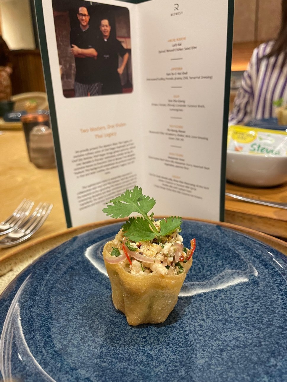 Menu amuse bouche, Larb Gai, yang disajikan Chef Degan dan Chef Edy Santoso dalam acara Thai Legacy di Garrya Bianti Yogyakarta, Jumat (21/11/2025).