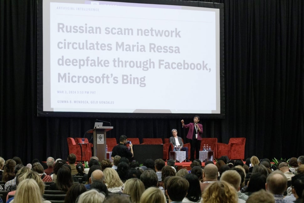 CEO Rappler dan peraih Nobel Maria Ressa menyampaikan pidato pembukaan Konferensi Jurnalisme Investigasi Global ke-14 di Kuala Lumpur, Malaysia. (Foto: GIJN/Suzanne Lee, Alt Studio)