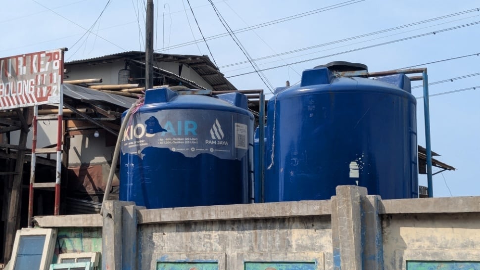 Fasilitas toren air dari PAM Jaya untuk pasokan air bersih di lingkungan Muara Angke. [Suara.com/Adiyoga]