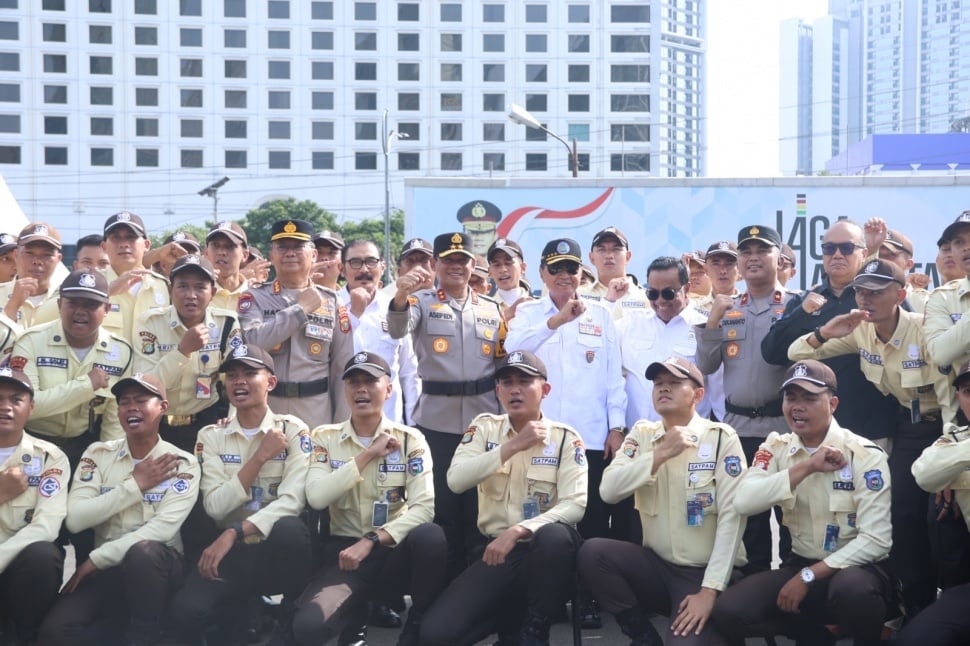 Sebanyak 1.500 personel Satpam dan Satkamling mengikuti Apel Besar Pengamanan Swakarsa di Lapangan Presisi Ditlantas Polda Metro Jaya, Jumat (28/11/2025). [Suara.com/Yasir]