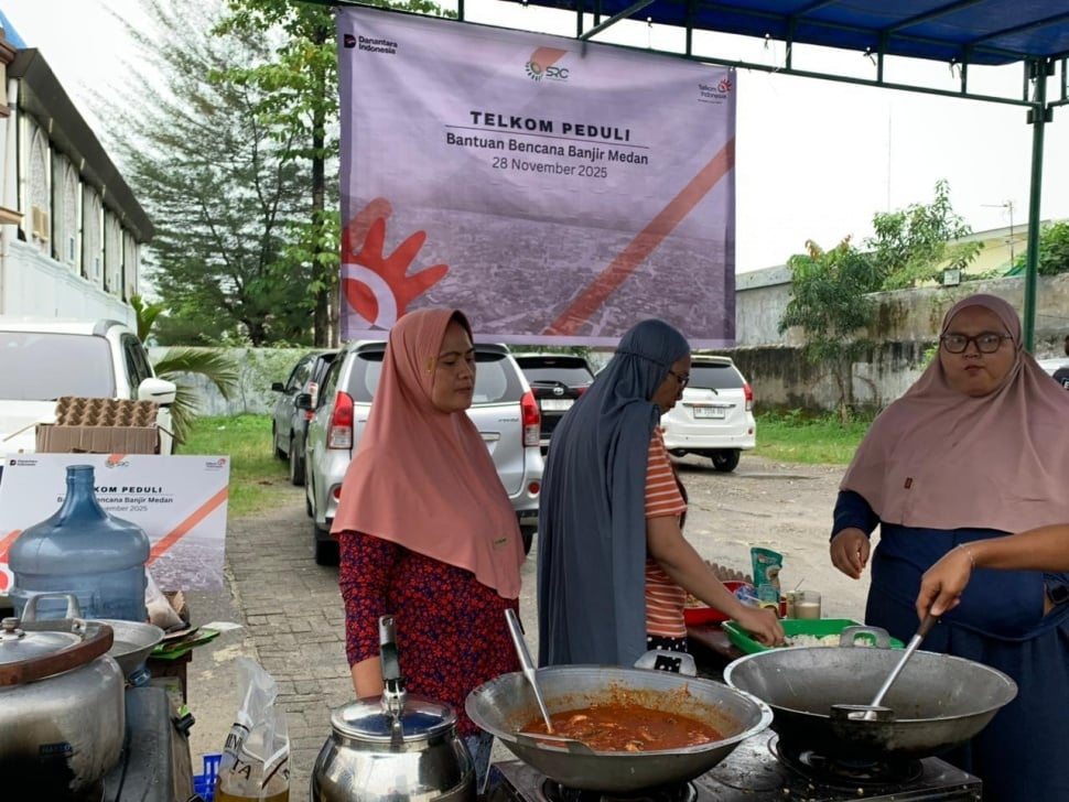 Telkom Peduli menyalurkan bantuan kepada masyarakat yang terdampak bencana di Sumatra. (Dok: Telkom)