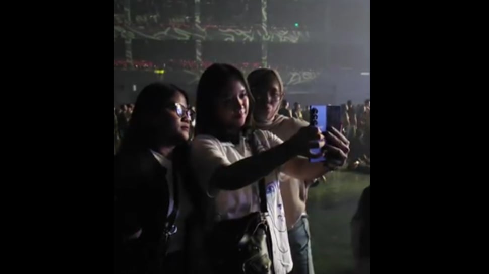 Ilustrasi photo group menggunakan Samsung Galaxy Z Fold7. (Suara.com/...)