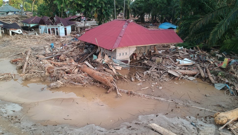 Foto udara kondisi rumah warga yang rusak akibat banjir bandang di Desa Aek Garoga, Kecamatan Batang Toru, Kabupaten Tapanuli Selatan, Sumatera Utara, Minggu (30/11/2025). [ANTARA FOTO/Yudi Manar/nz]