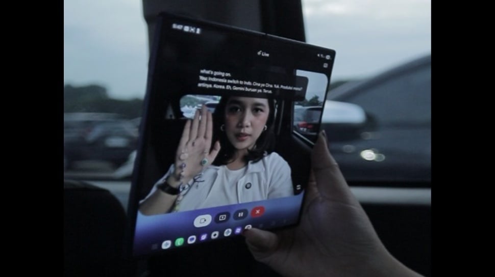 Ilustrasi penggunaan AI di Samsung Galaxy Z Fold7. (Suara.com/Adit R)
