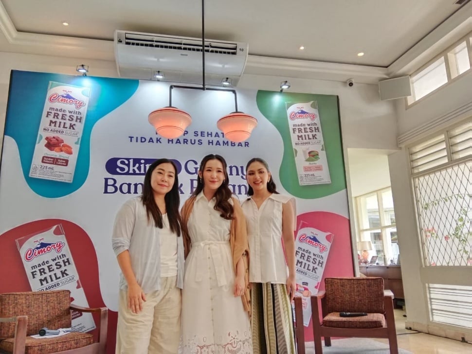 Jessica Mila dengan pilihan susu tanpa tambahan gula. (Suara.com/Clarencia Gita Jelita)