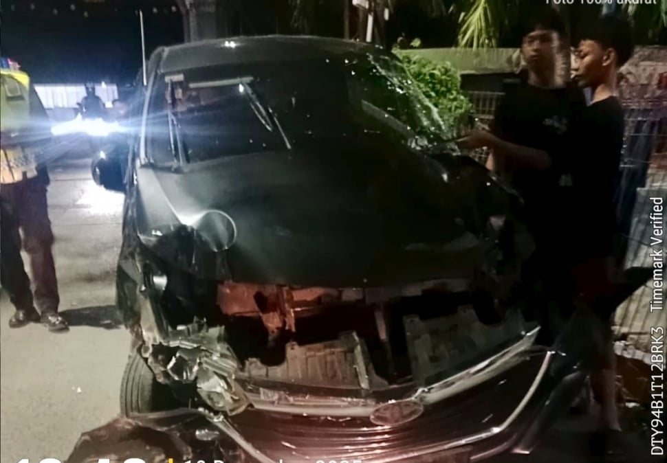 Kondisi mobil yang menabrak KRL di Jakarta Utara, Rabu (10/12/2025). (Istimewa)