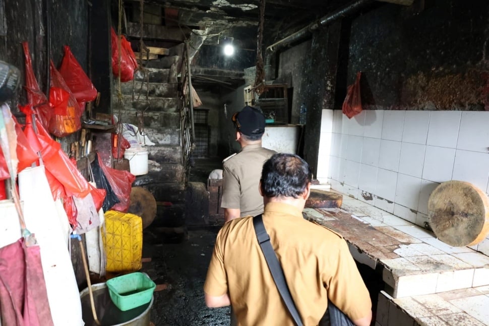 Satpol PP DKI Jakarta menindak dua rumah makan dan satu tempat pemotongan hewan anjing di kawasan Cililitan, Kramat Jati, Jakarta Timur, pada Selasa (9/12/2025). [Ist]