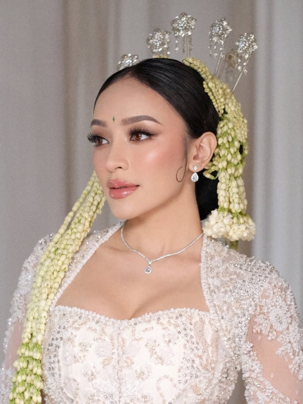 Makeup selebgram Amanda Zahra di hari pernikahannya. (Instagram/@marlenehariman)