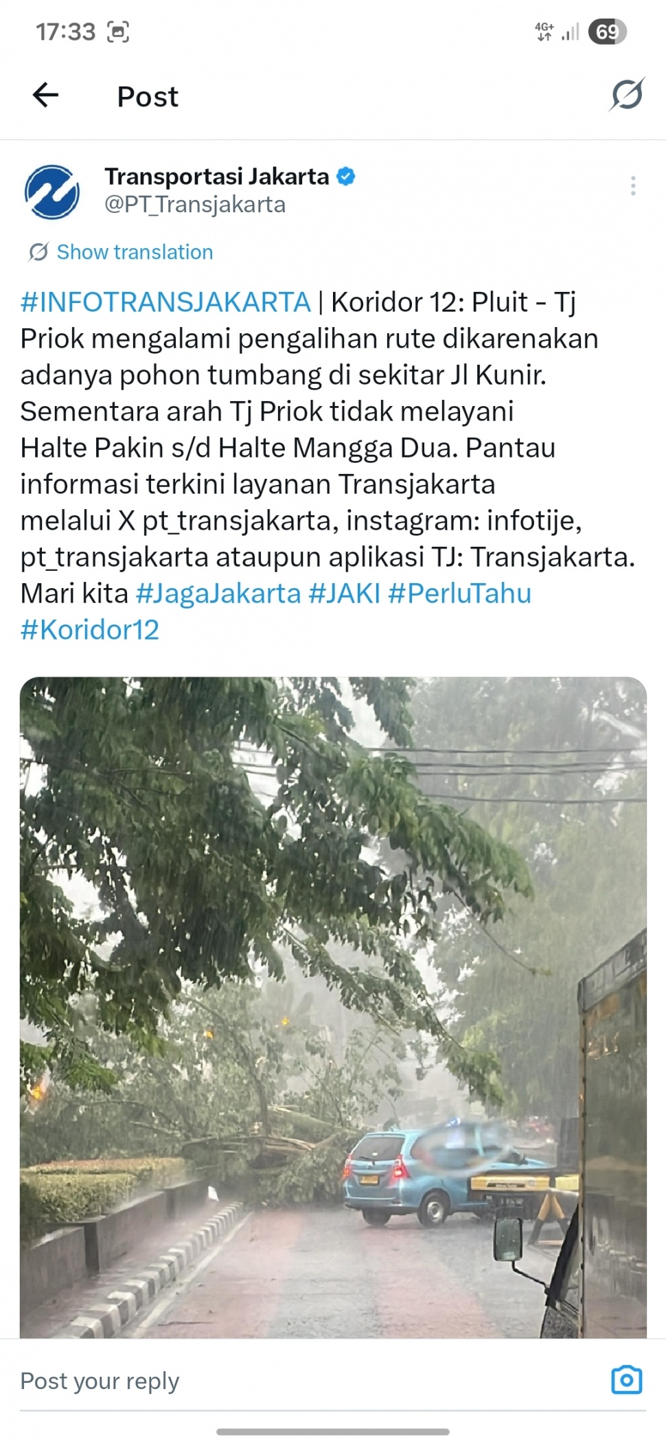 Koridor 12 Transjakarta terganggu karena pohon tumbang. (X)