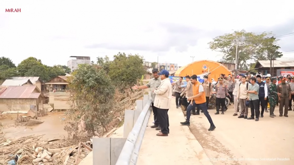 Presiden Prabowo Subianto meninjau langsung posko pengungsian di Aceh Tamiang, Aceh, pada Jumat (12/12/2025) siang. [Foto: Biro Pers Istana]