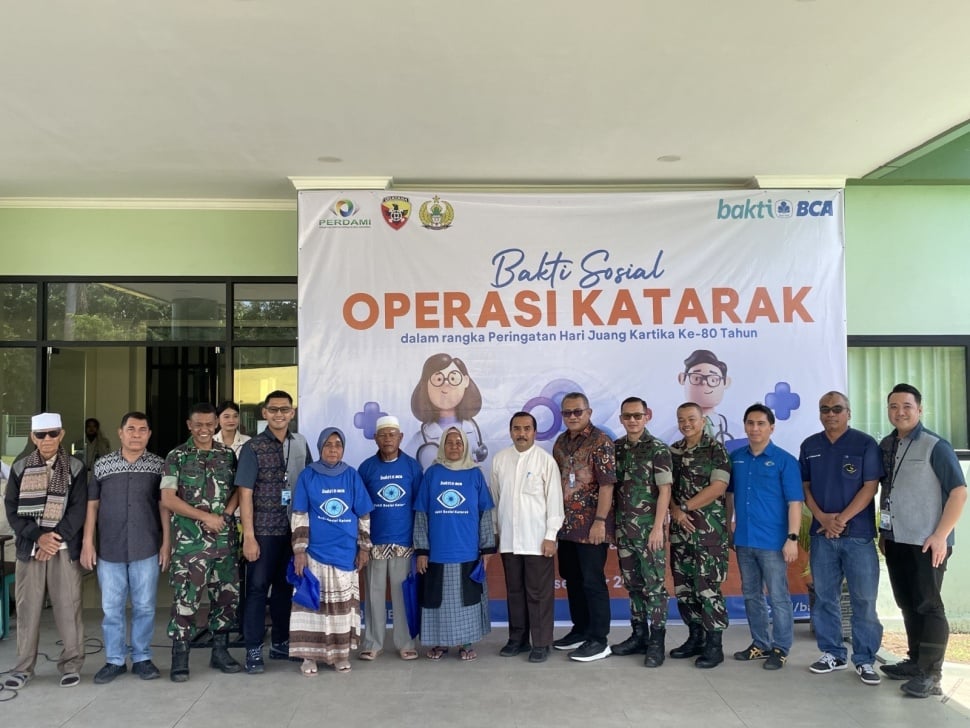 Kepala KOC KCU Cakranegara Suci Mulia Aristiana (keempat dari kiri, atas), Kepala RS Tk. IV Sultan Abdul Kahir II Bima Mayor CKM dr. Arnov Lahira Eriksen, Sp.M (kelima dari kanan, atas) dan pemangku kepentingan lainnya berfoto bersama pasien peserta kegiatan Bakti Sosial Operasi Katarak gratis di Rumah Sakit Tk. (Dok: BCA)
