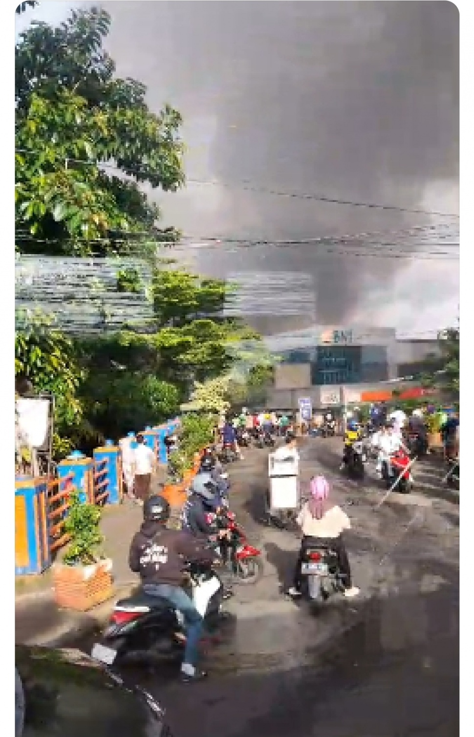 Kebakaran Pasar Induk Kramat Jati (X/@PT_Transjakarta)
