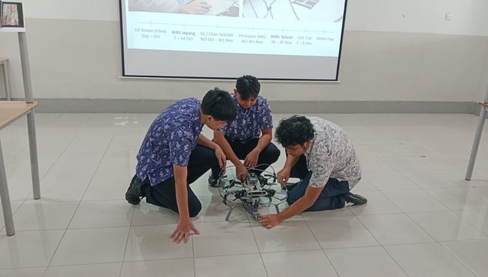 Tiga pelajar SMA Indonesia ciptakan Drone Rajawali berbasis AI. (Suara.com/Clarencia Gita Jelita)