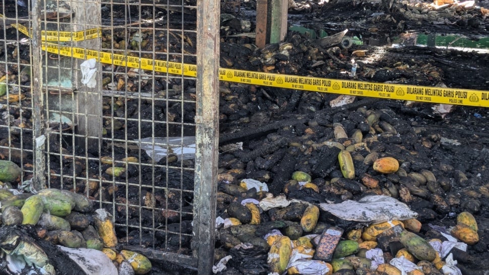 Buah-buahan hangus di Pasar Induk Kramat Jati. (Suara.com/Adiyoga)