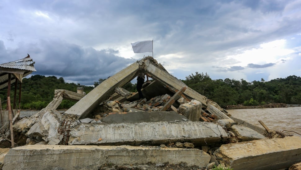 Warga memasangkan bendera putih di depan rumahnya yang rusak pasca bencana hidrometeorologi di Desa Jambak, Kecamatan Pante Ceureumen, Aceh Barat, Aceh, Rabu (17/12/2025). [ANTARA FOTO/Syifa Yulinnas/foc]
