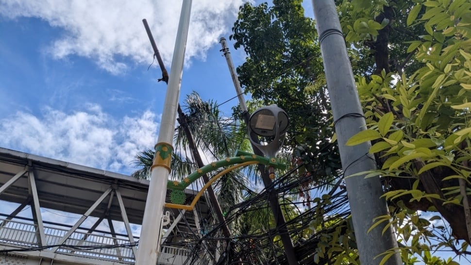 Sejumlah tiang listrik di sepanjang Jalan Prof. Dr. Soepomo hingga Jalan Dr. Saharjo, Tebet, Jakarta Selatan, terpantau berdiri dalam kondisi miring dan mengkhawatirkan pada Rabu (17/12/2025). [Suara.com/Adiyoga]