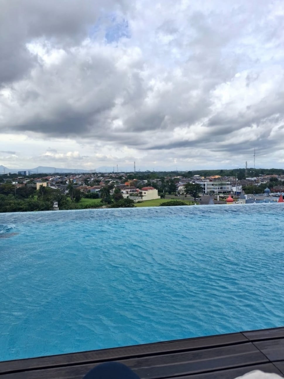 Kolam renang di ARTOTEL Living World Kota Wisata Cibubur. (Suara.com/Vania)