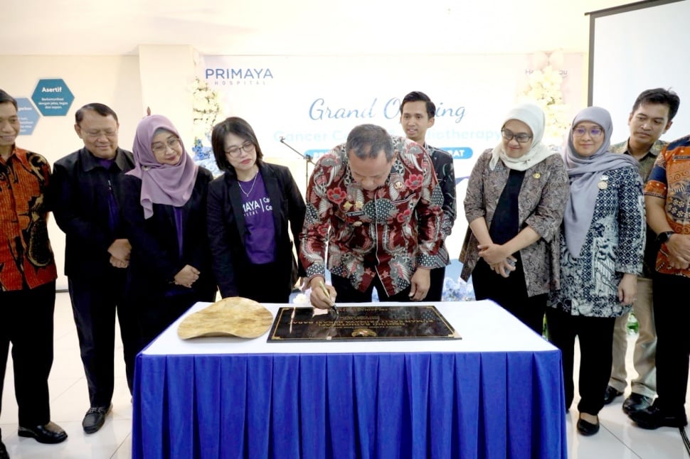 Dr. Tri Adhianto Tjahyono, Wali Kota Bekasi saat menandatangani prasasti di acara Peluncuran Layanan Radioterapi di Primaya Hospital Bekasi Barat. (Dok. Ist)