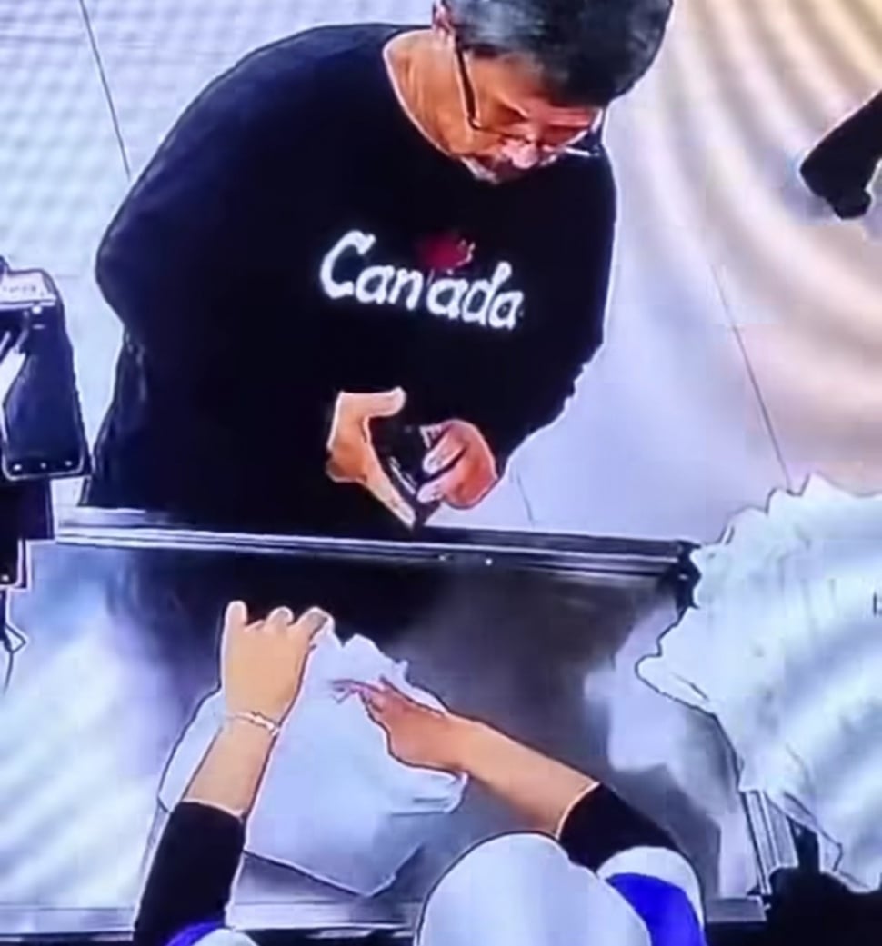 Rekaman CCTV oknum dosen UIM bernama Amal Said meludahi kasir di Toko Satu Sama, Kota Makassar. (Ist)