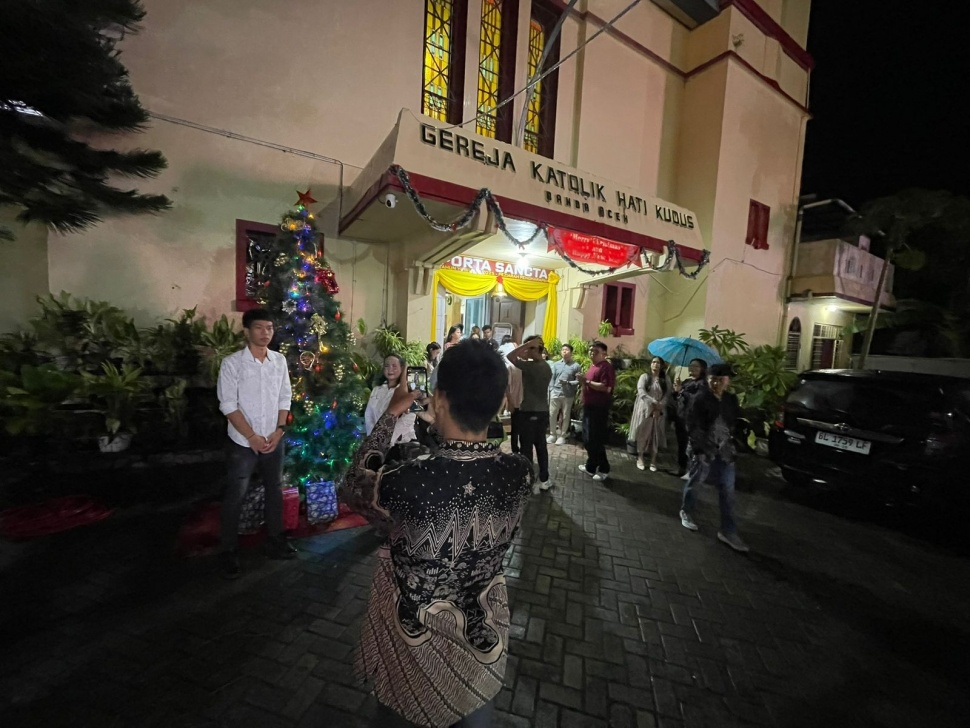 Suasana ibadah umat Katolik di daerah yang menerapkan syariat Islam, berlangsung khidmat di Kota Banda Aceh. Suasana ini terlihat di Gereja Katolik Hati Kudus (GKHK) dalam ibadah misa malam Natal, Rabu malam 24 Desember 2025. [Suara.com/Iskandar]