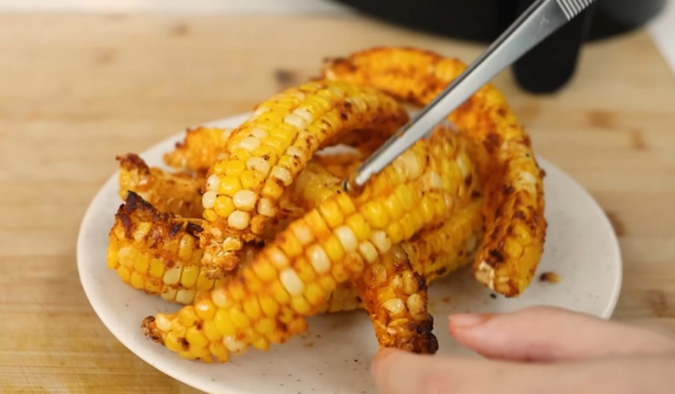 Resep jagung bakar pedas manis dari Chef Devina. (kolase YouTube)