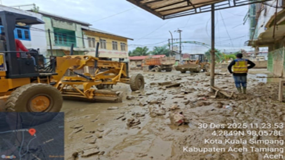 Pengerahan alat berat oleh Kementerian Pekerjaan Umum (PU) melalui Balai Pelaksanaan Jalan Nasional (BPJN) Aceh untuk penanganan tujuh ruas jalan nasional terdampak pasca bencana di Aceh Tamiang. (Dok: Birkom PU)