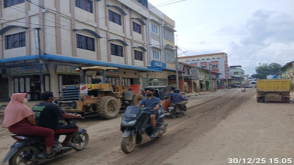Pengerahan alat berat oleh Kementerian Pekerjaan Umum (PU) melalui Balai Pelaksanaan Jalan Nasional (BPJN) Aceh untuk penanganan tujuh ruas jalan nasional terdampak pasca bencana di Aceh Tamiang. (Dok: Birkom PU)