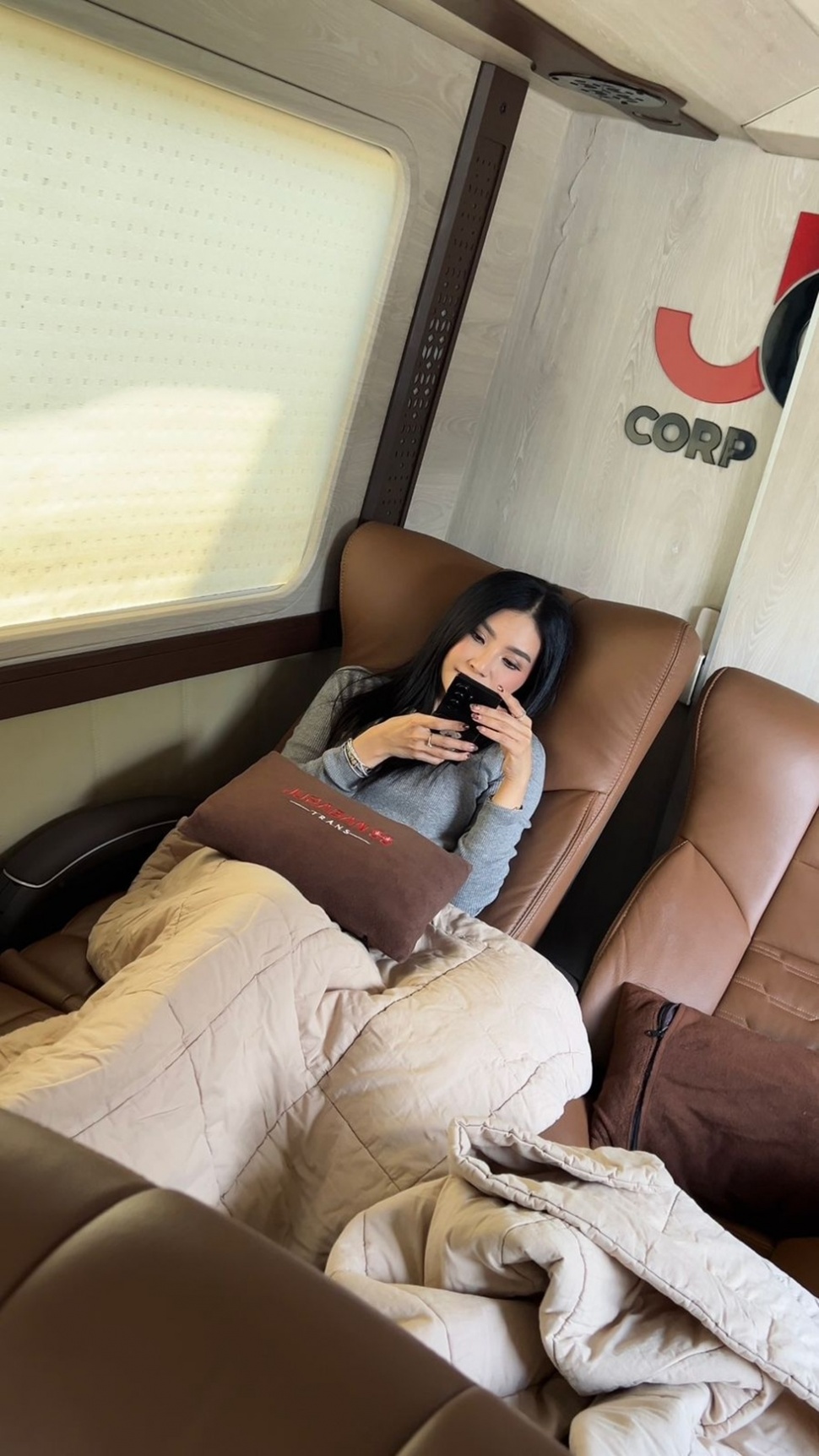 Sarwendah Menikmati Bus Double Decker 19 Seater Pertama di Indonesia. (dok. Juragan 99 Trans)