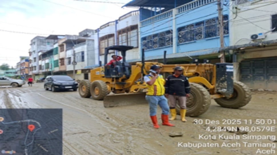 Pengerahan alat berat oleh Kementerian Pekerjaan Umum (PU) melalui Balai Pelaksanaan Jalan Nasional (BPJN) Aceh untuk penanganan tujuh ruas jalan nasional terdampak pasca bencana di Aceh Tamiang. (Dok: Birkom PU)