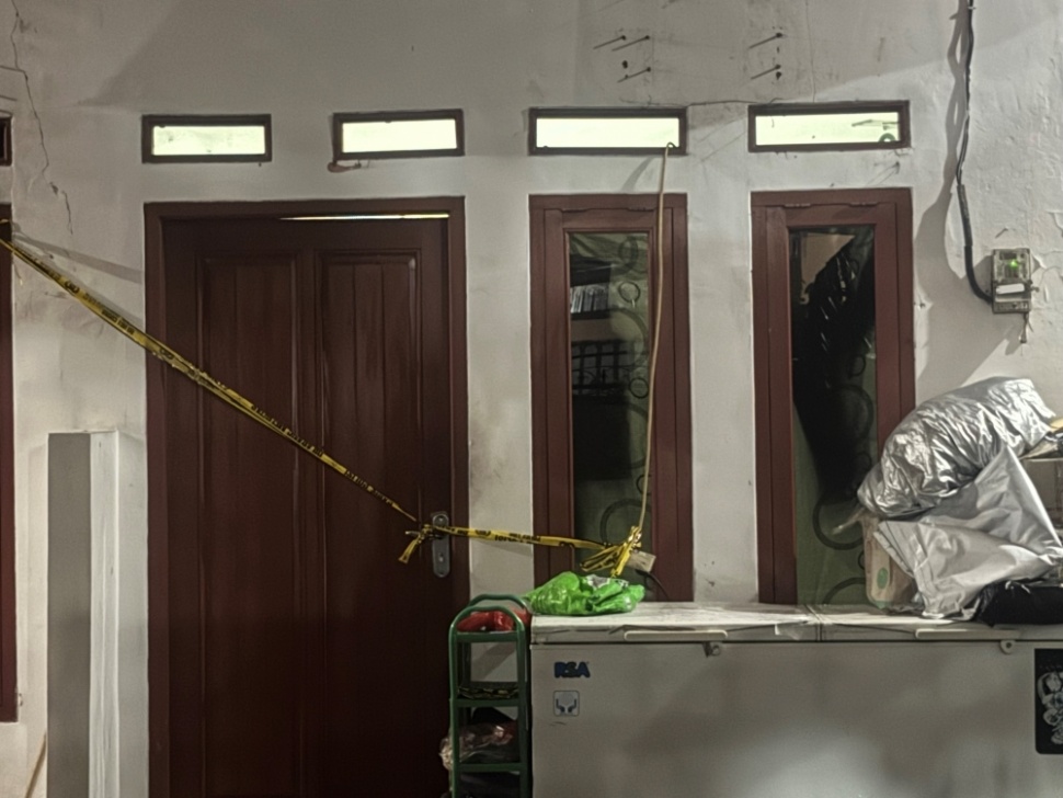 Rumah kontrakan, tempat kejadian satu keluarga ditemukan tewas di Warakas, Tanjung Priok, Jakarta Utara, Jumat (2/1/2026). [Suara.com/Faqih]