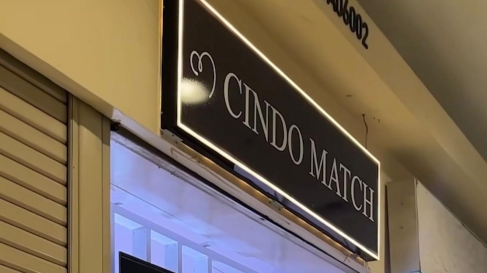 Sebuah etalase menampilkan deretan profil individu yang disusun menyerupai curriculum vitae (CV) dalam sebuah ajang perjodohan bernama Cindo Match di Mall of Indonesia (MOI), Kelapa Gading, Jakarta Utara. [Suara.com/Lilis]