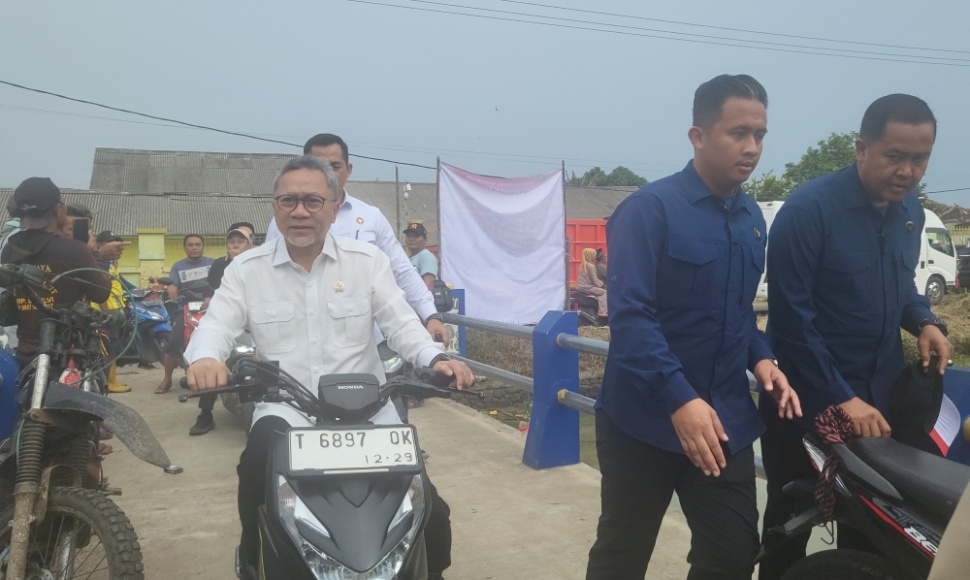 Menteri Koordinator Bidang Pangan, Zulkifli Hasan, mengendarai sepeda motor untuk menembus kemacetan untuk menghadiri acara Panen Raya dan Pengumuman Swasembada Pangan yang akan dihadiri oleh Presiden Prabowo Subianto di  Karawang, Jawa Barat, Rabu (7/1/2026) pagi. [Suara.com/Novian]