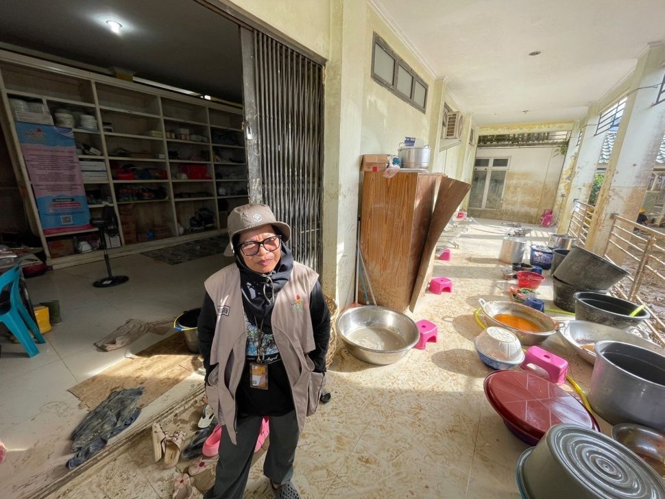 Belasan perempuan mendedikasikan diri bekerja di dapur umum darurat di Rumah Sakit Umum Daerah (RSUD) Muda Sedia, Aceh Tamiang untuk korban berncana dan relawan. [Suara.com/Iskandar]