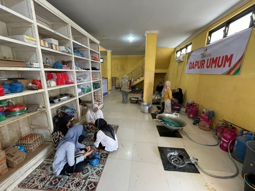 Belasan perempuan mendedikasikan diri bekerja di dapur umum darurat di Rumah Sakit Umum Daerah (RSUD) Muda Sedia, Aceh Tamiang untuk korban berncana dan relawan. [Suara.com/Iskandar]