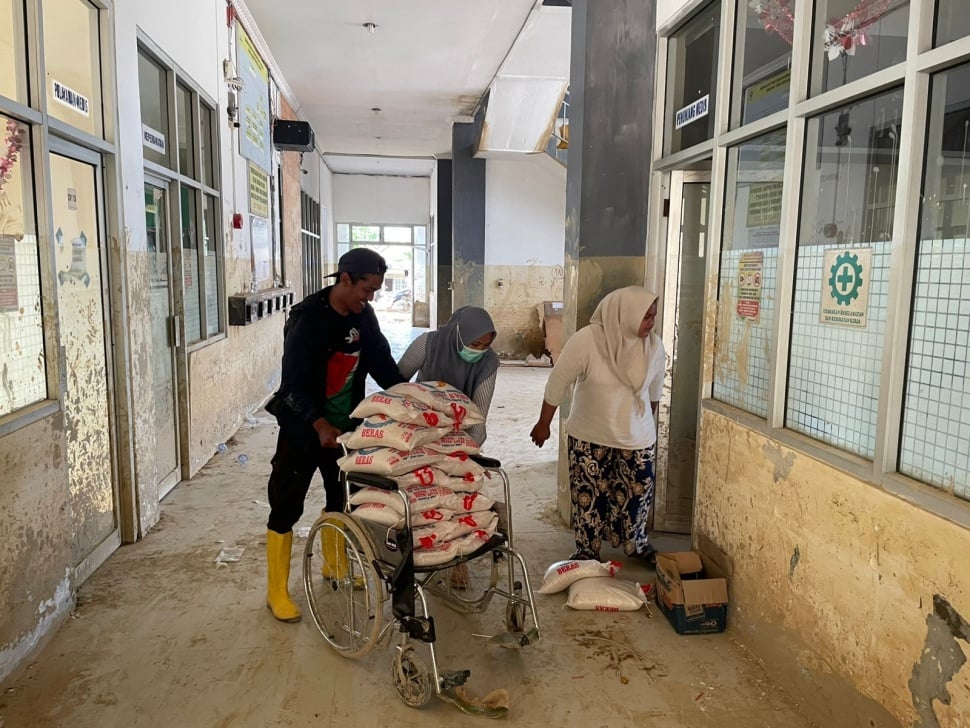 Belasan perempuan mendedikasikan diri bekerja di dapur umum darurat di Rumah Sakit Umum Daerah (RSUD) Muda Sedia, Aceh Tamiang untuk korban berncana dan relawan. [Suara.com/Iskandar]