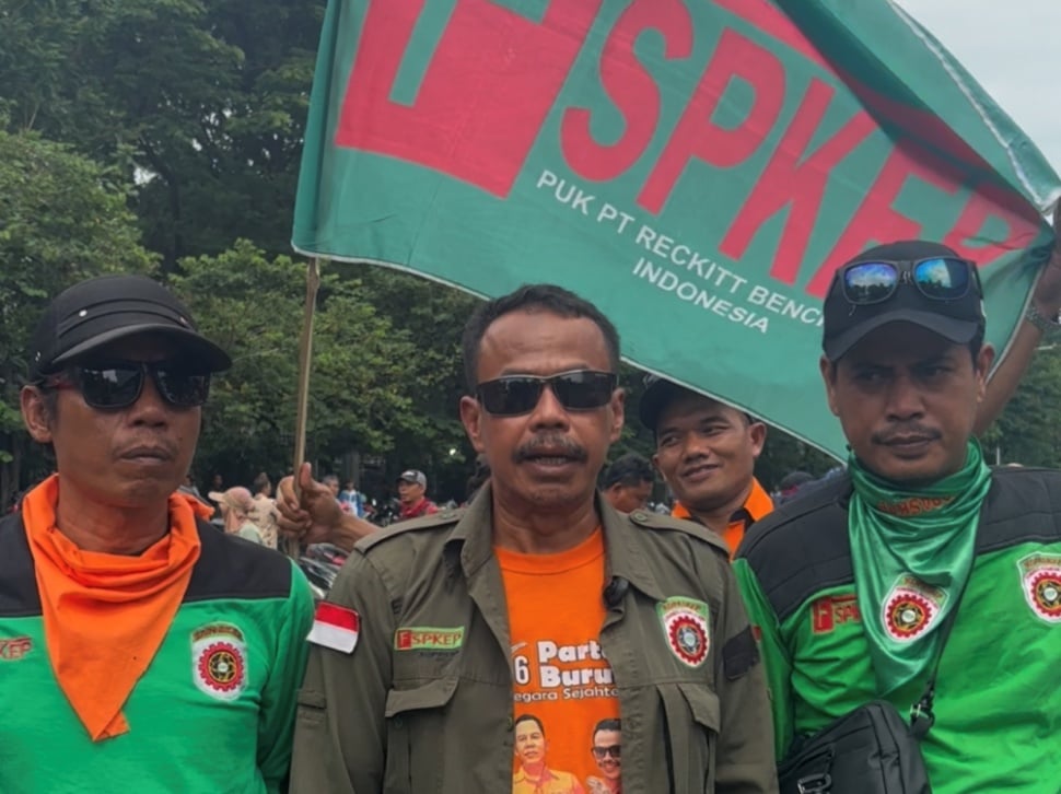 Ribuan buruh turun ke jalan di kawasan Monumen Nasional (Monas), Jakarta, pada Kamis (8/1/2026) untuk menuntut revisi upah minimum. [Suara.com/Dinda]