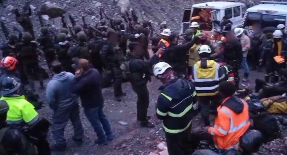 TNI mengevakuasi 18 karyawan PT Freeport Indonesia yang terjebak selama tiga hari di Pos Tower 270, Papua, di tengah ancaman kelompok Tentara Pembebasan Nasional Papua Barat-Organisasi Papua Merdeka (TPNPB-OPM). [Dok. Puspen TNI]