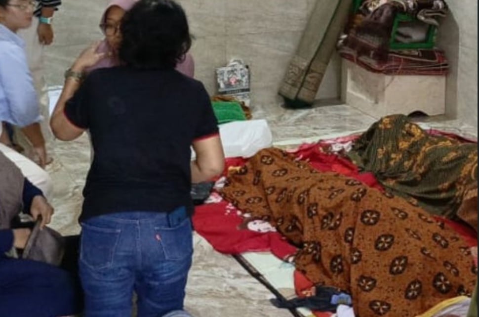 Jasad kedua korban tersengat listrik saat banjir di Kecamatan Cilincing, Jakarta Utara, pada Senin (12/1/2026) malam. (Polsek Cilincing)