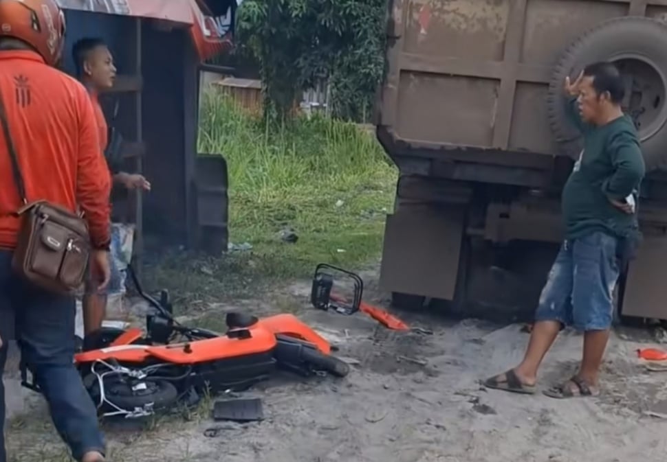 Sepeda listrik remuk parah usai insiden dengan truk. (Instagram @infoplk)