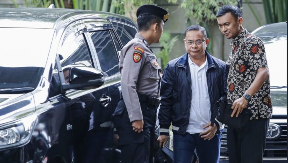 Bupati Pati Sudewo (tengah) dikawal petugas setibanya di Gedung Merah Putih KPK, Jakarta, Selasa (20/1/2026). (ANTARA FOTO/Asprilla Dwi Adha).