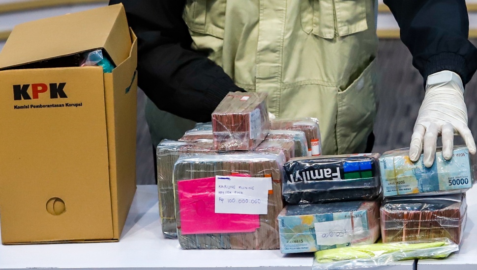 Petugas menunjukan barang bukti hasil Operasi Tangkap Tangan (OTT) terkait dugaan korupsi pengisian jabatan perangkat desa di Kabupaten Pati saat konferensi pers di Gedung Merah Putih KPK, Jakarta, Selasa (20/1/2026). [Suara.com/Alfian Winanto]