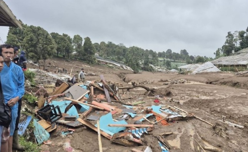 Petugas SAR gabungan melakukan proses pencarian korban longsor di Kecamatan Cisarua, Kabupaten Bandung Barat, Jawa Barat, Sabtu (24/1/2026) [Suara.com/ANTARA]