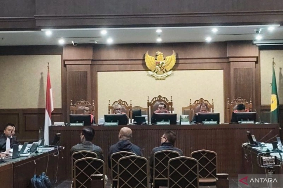 Pemeriksaan saksi di ruang sidang pengadilan dipimpin majelis hakim dengan jaksa pengacara dan terdakwa hadir bersama