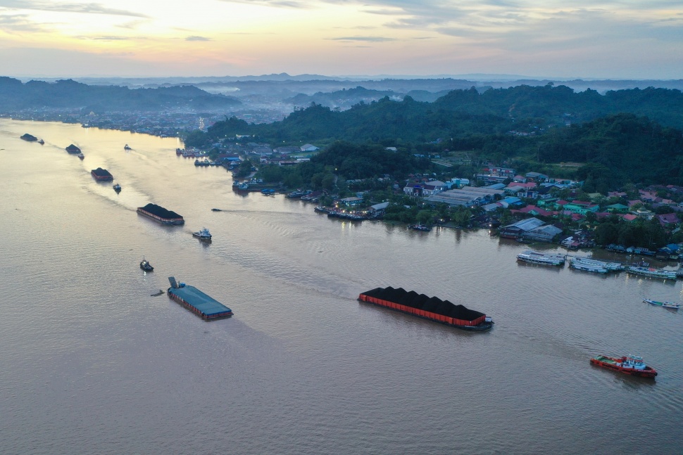 Sejumlah kapal tongkang pengangkut batu bara melintas di Sungai Mahakam, Samarinda, Kalimantan Timur, Selasa (20/1/2026). [Antara]