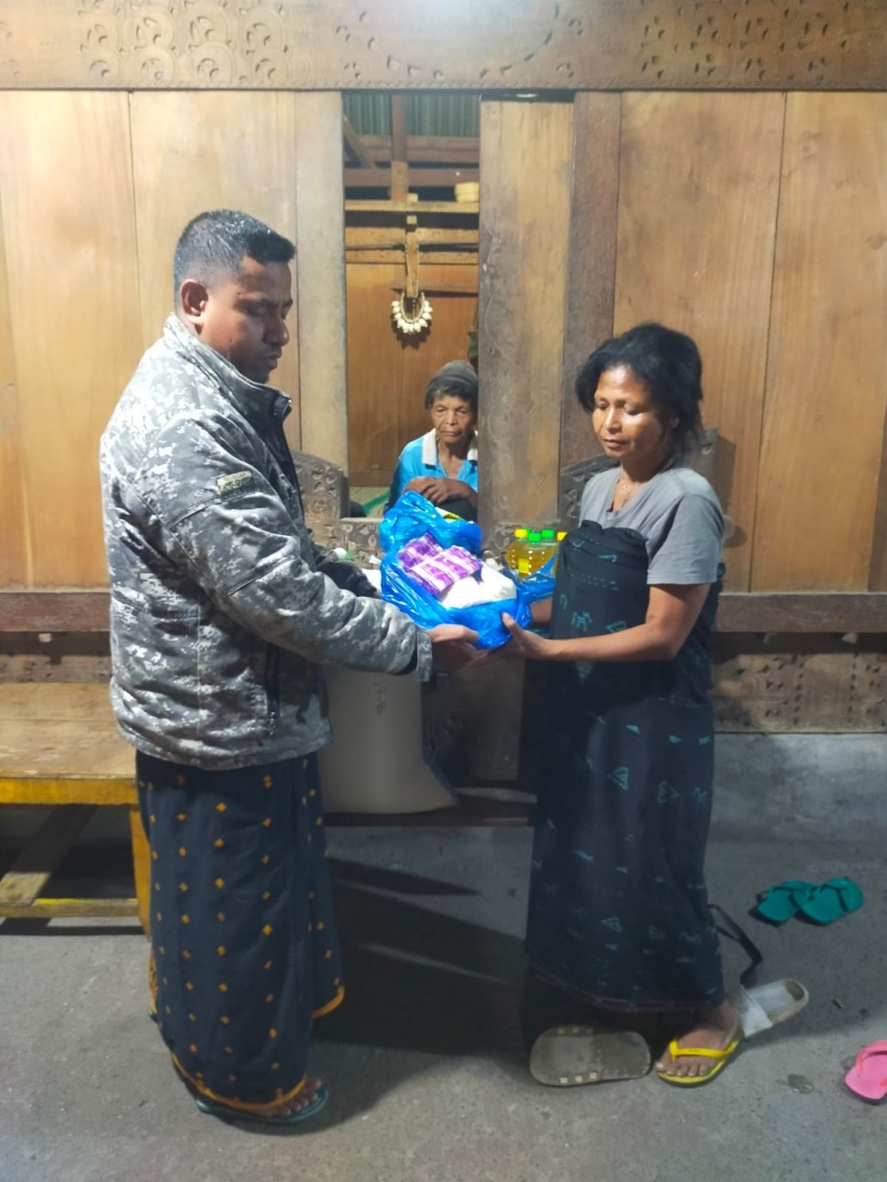 Kemensos melalui Sentra Efata Kupang memberikan santunan dan bantuan dengan total Rp9 juta bagi keluarga korban. Santunan diberikan sebesar Rp5 juta, bantuan sembako dan nutrisi dengan nominal Rp1,5 juta serta dukungan bantuan sandang sebesar Rp2,5 juta. Adapun kedua kakak korban akan diberikan bantuan dukungan belajar keterampilan dan diupayakan untuk dapat bersekolah kembali (Dok: Kemensos)